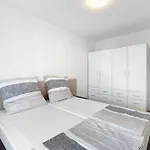 Haus 33 *