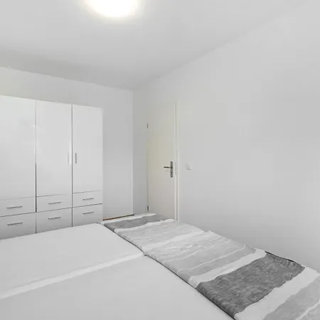 Haus 33 *